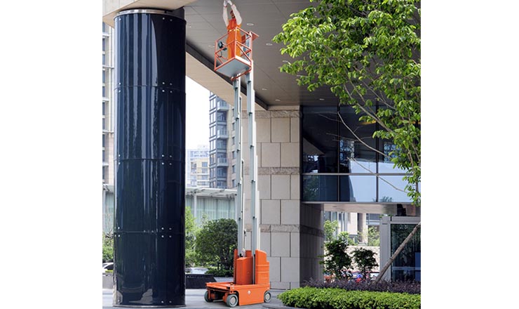 自行走桅柱式高空作業平臺_3